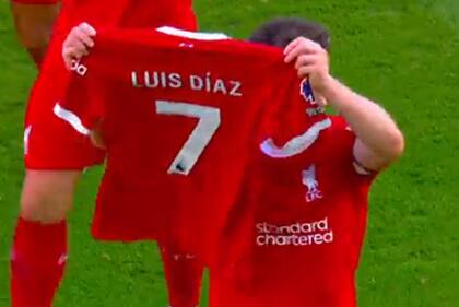 El jugador, Diego Jota marcó el primer gol del Liverpool ante Nottingham en el minuto 31’ y lo celebró sacando la camiseta de Luis Díaz, en un gesto de solidaridad, luego que el colombiano saliera de la concentración por el secuestro de su padre en la Guajira
