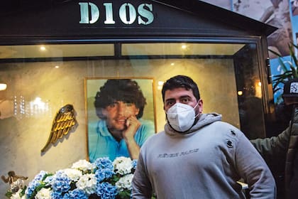 Diego Jr posa frente al santuario de su padre instalado en el los Barrios Españoles, corazón de Nápoles.