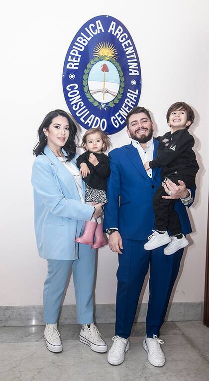 Diego Junior posa feliz junto a su eposa Nunzia y sus dos hijos, Diego Matías (casi 3) e India Nicole (1 año y medio)
