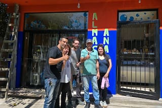 El pintor que recorre barrios vulnerables para renovar el frente de negocios familiares