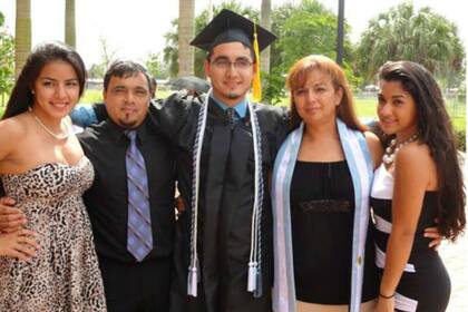 Diego, junto a su familia en un acto universitario