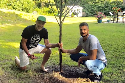 Diego junto a su hijo, Matías, plantando nuevas raíces.