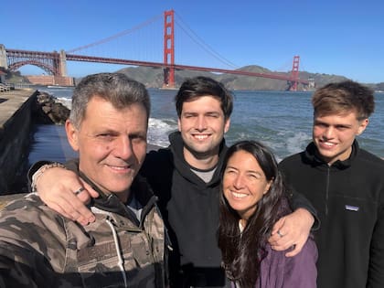 Diego, junto a su mujer y sus dos hijos.