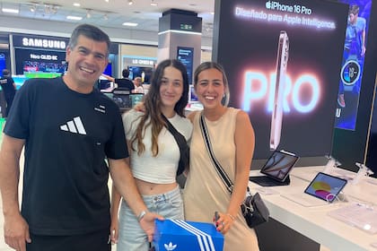 Diego Kaed recorrió el Parque Arauco junto a su hija Martina Kaed, y la amiga de ella, Sol Agüero