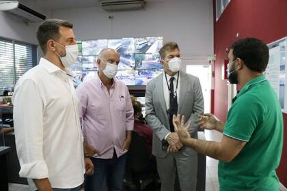 Diego Kravetz y Néstor Grindetti invitaron a Fernando Burlando a la municipalidad de Lanús les gustaría que jugara políticamente en La Matanza