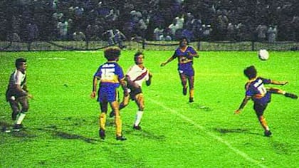 Diego Latorre, de volea, marca el 4-3 para Boca por la Libertadores 1991; desde entonces el Xeneize domina el historial del Superclásico