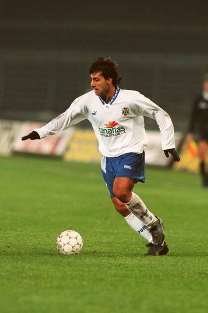 Diego Latorre y la pelota; jugando para Tenerife en 1994