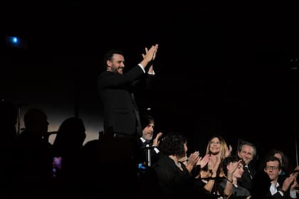 Diego Lerman aplaudido en el Festival de San Sebastián donde presentó el film. (Photo by Juan Naharro Gimenez/Getty Images for Netflix)