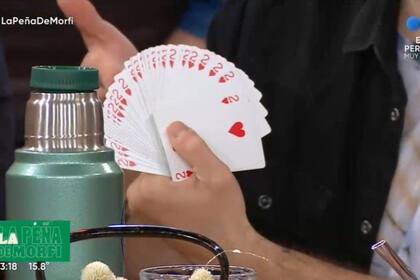 Diego Leuco mandó al frente al payaso Totito exhibiendo su mazo de cartas, compuesto enteramente con la baraja del 2 de corazones