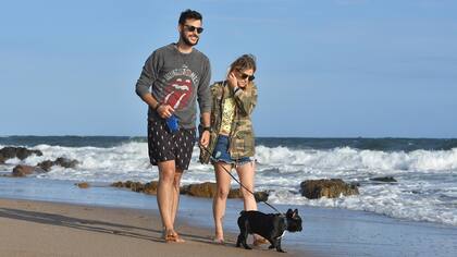Diego Leuco y su novia Daniela Haissiner pasearon a su mascota por la costa esteña