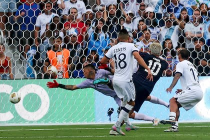 Diego Luna (10), centrocampista de Estados Unidos, marca un gol para su selección con un tiro que superó el lance de Kenderson Navarrol, izquierda, portero de Guatemala, durante el primer tiempo de la semifinal de la Copa Oro, el miércoles 2 de julio de 2025, en San Luis. (AP Foto/Scott Kane)