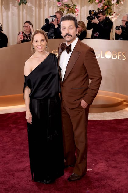 Diego Luna lució su impronta mexicana en la alfombra roja de los Globo de Oro con un esmoquin en color chocolate que lo desmarcó del resto y le aportó originalidad. Junto a él su pareja, Marina de Tavira, apostó por un sobrio vestido negro de un solo hombro