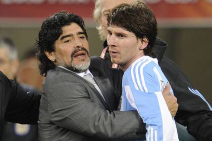 Diego Maradona abraza a Lionel Messi; fue en Sudáfrica 2010, con el campeón del mundo 1986 como entrenador y el rosarino como estandarte de aquella selección que trepó hasta los cuartos de final