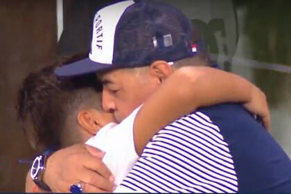 Diego Maradona besa a su nieto Benjamín, en la previa del partido entre Boca y Gimnasia, en la Bombonera.