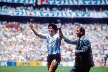 Diego Maradona celebrando la victoria junto a Carlos Bilardo
