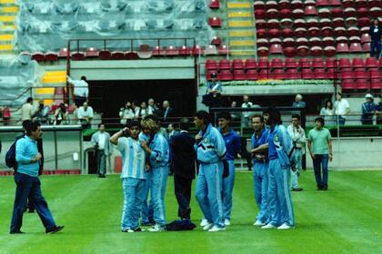 Diego Maradona con Claudio Caniggia en un reconocimiento del campo