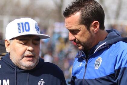 Diego Maradona con Flavio Tunessi, uno de los médicos de Gimnasia y Esgrima La Plata