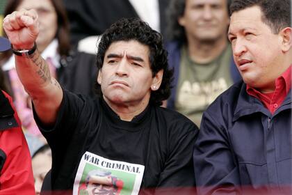 Diego Maradona with Hugo Chávez on the counter-summit in Mar del Plata