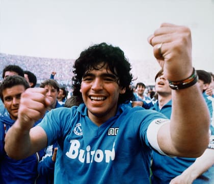 Diego Maradona con la camiseta del Napoli