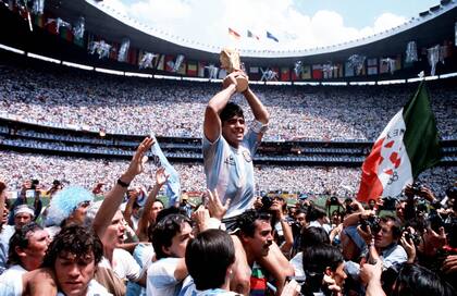 Diego Maradona con la copa del mundo en 1986.