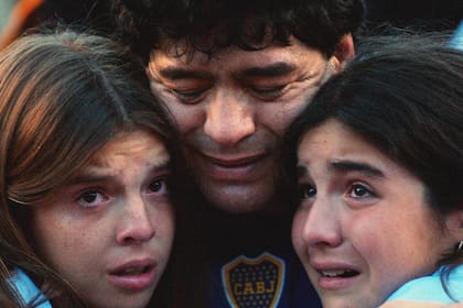 Diego Maradona con sus hijas, Dalma y Gianina, en noviembre de 2001