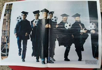 Diego Maradona con toga y birrete entre graduados de Oxford