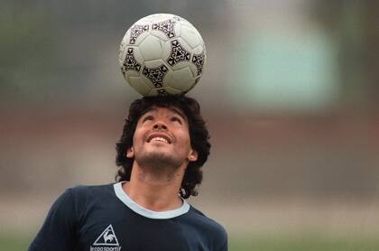 Diego Maradona, con un pendiente de diamantes, con una pelota de fútbol en su cabeza, en la práctica de la Selección Argentina, en la Ciudad de México, el 22 de mayo de 1986