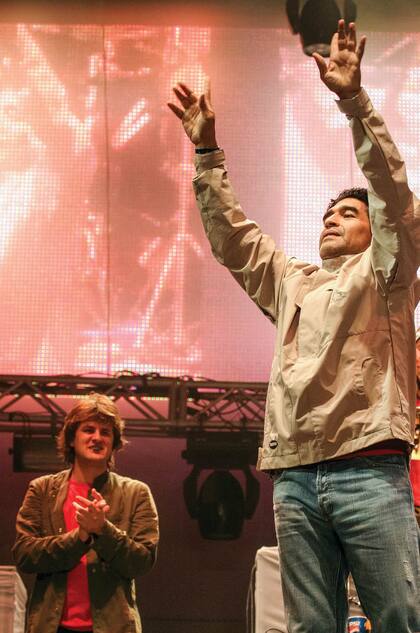 Diego Maradona de visita en el show de Los Piojos en el festival Pepsi Music