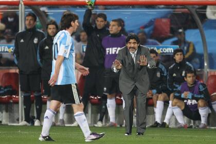 Diego Maradona dirige a Lionel Messi en un partido por el Mundial de Sudáfrica del 2010