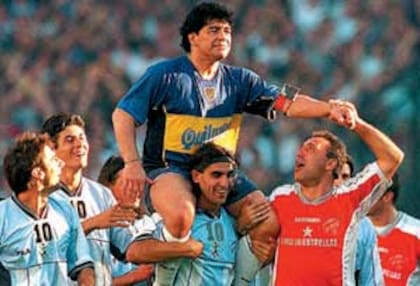 Diego Maradona en andas de Claudio Husain, acompañado por Claudio López, Julio Cruz y el búlgaro Hristo Stoichkov