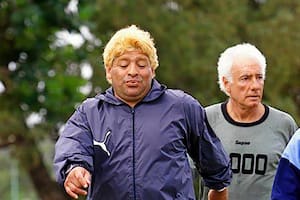 Diego Maradona en Cuba, en una sesión de caminata, acompañado por Guillermo Coppola