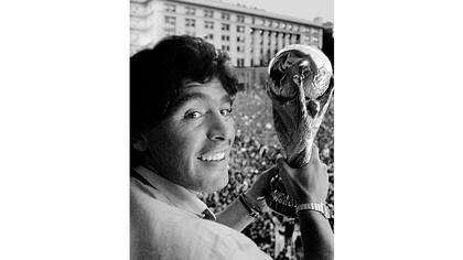 Diego Maradona, en el balcón de la Casa Rosada, con la copa