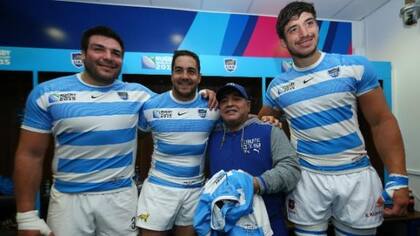 Diego Maradona en el vestuario de los Pumas tras una de las victorias en el Mundial Inglaterra 2015, con Ramiro Herrera, Horacio Agulla y Tomas Lavanini.