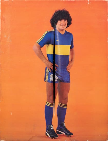 Diego Maradona, en los años '80: "Invirtiendo las nociones de autor y producto en serie, Miliyo trasladó los tajos que distinguieron la obra de Lucio Fontana entre los años ‘50 y ‘60 del lienzo al póster como 'marca registrada'", dice Fernando García