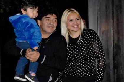 Diego Maradona, en otros tiempos, con su hijo Diego Fernando y Verónica Ojeda