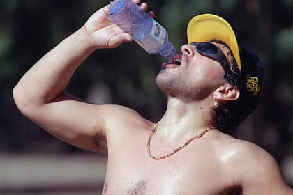 Diego Maradona, entrenando en los bosques de Palermo en el año 1996