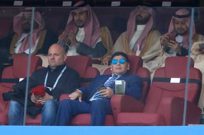 Diego Maradona esperando por el partido entre Rusia y Arabia Saudita Estadio Olímpico Luzhnikí