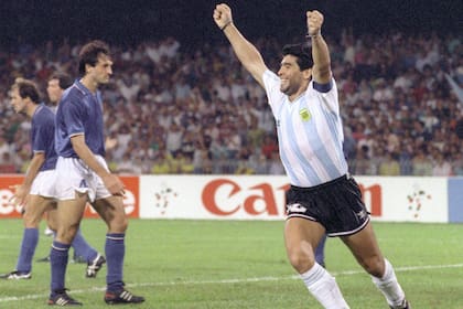 Diego Maradona festeja en el 1-1 entre Italia y la Argentina en una semifinal de 1990, el último cruce entre albicelestes y azzurri por la Copa del Mundo.