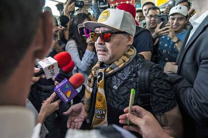 Diego Maradona fue recibido por una multitud al llegar al aeropuerto de Culiacán