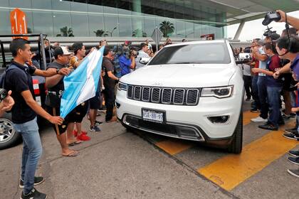 Diego Maradona fue recibido por una multitud al llegar al aeropuerto de Culiacán