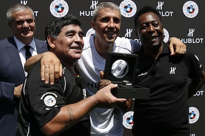 Una foto que Crespo tendrá guardada: con Diego Maradona y Pelé en París, el 9 de junio de 2016, en un evento publicitario.
