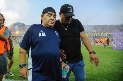 Diego Maradona ingresó al campo del Gigante de Arroyito con algunos aplausos de fondo para él