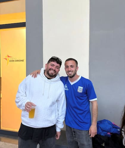 Diego Maradona Jr junto a Federico Giordano, uno de los organizadores