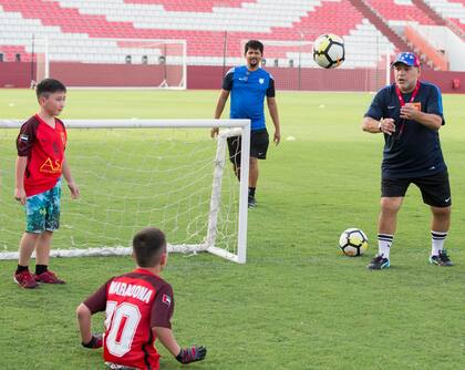 Diego Maradona jugando con un grupo de chicos en Dubái. (Foto: Fujairah Club)