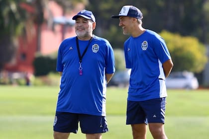 Diego Maradona junto a Adrián González, uno de sus ayudantes de campo