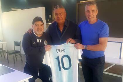 Diego Maradona, junto a Claudio Tapia (presidente de la AFA) y Gabriel Pellegrino (presidente de Gimnasia) en Estancia Chica.
