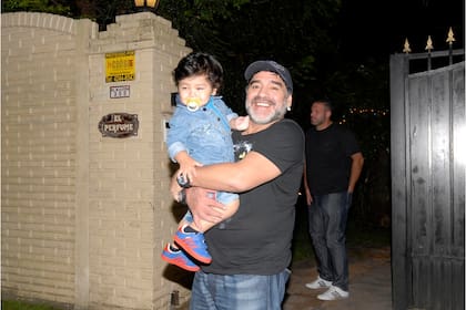 Diego Maradona junto a su hijo Dieguito Fernando ni bien llegó al país