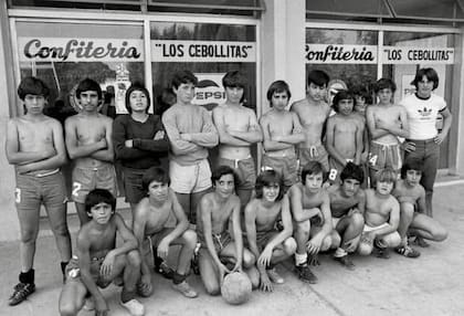 Diego Maradona junto a sus compañeros de Cebollitas (Foto: X @WalterRotundo)