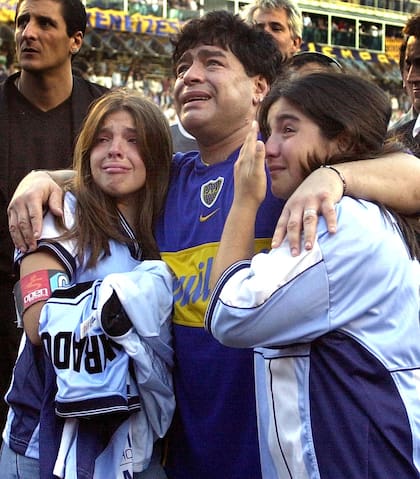 Diego Maradona junto a sus hijas Dalma y Gianina, emocionado en el homenaje que se le hizo en La Bombonera el 10 de noviembre de 2001. Fue esa la tarde en la que dijo la célebre frase: "Porque se equivoque uno, no tiene que pagar el fútbol. Yo me equivoqué y pagué, pero la pelota no se mancha".