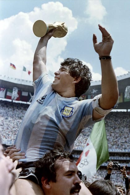 Diego Maradona, la copa, la vuelta olímpica; Argentina campeón del mundo, hace 36 años